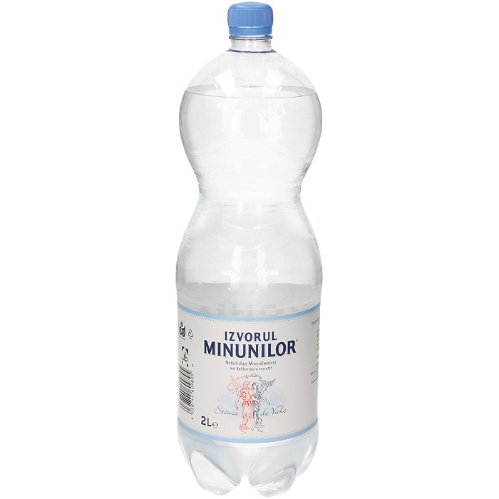 Natuurlijk mineraalwater met koolzuur toegevoegd
