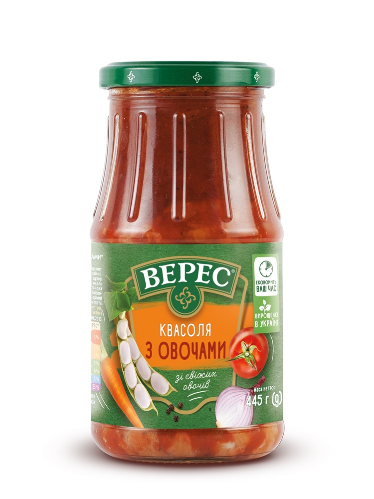 Groentemengsel met witte bonen, wortelen en uien in tomatensaus.