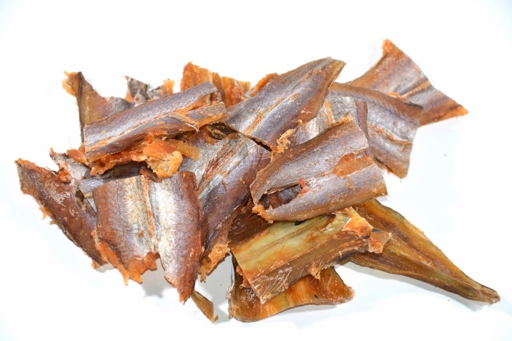 Голубая путассу (Micromesistius Poutassou), разрезанная пополам, сушеная с перцем чили