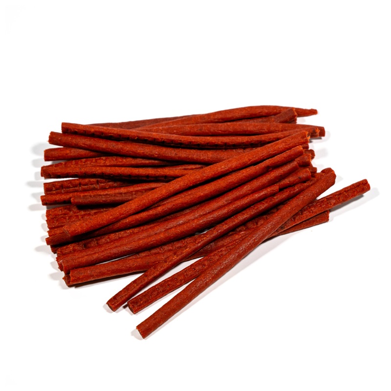 Gedroogde zalmsticks (Salmo salar) met chili en gezouten