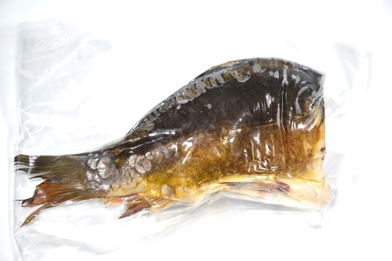 Spiegelkarper (Cyprinus carpio) koudgerookt, gehalveerd, diepgevroren