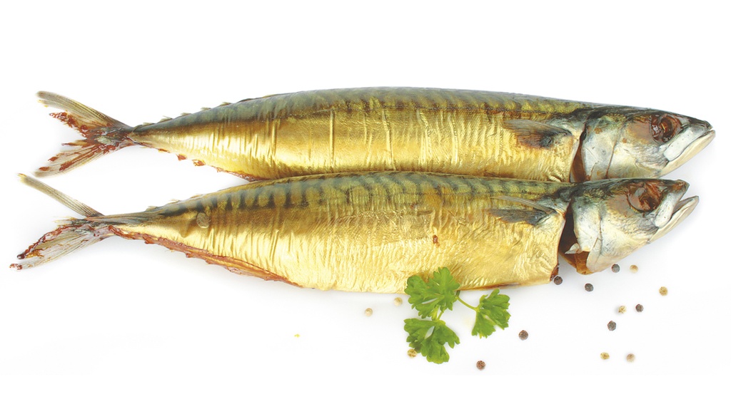 Heetgerookte makrelen (Scomber scombrus) met kop.