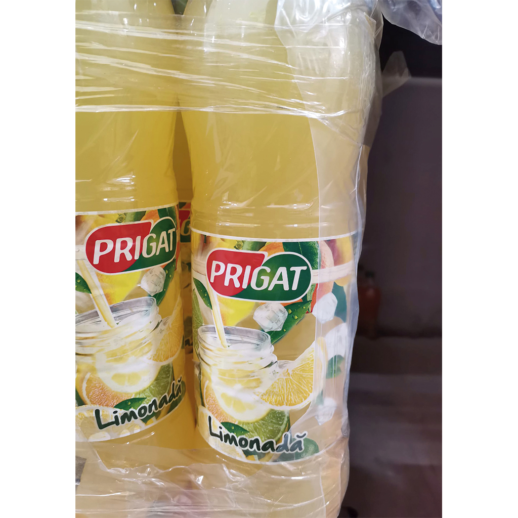 Verfrissingsdrank met sinaasappelsap uit sinaasappelsapconcentraat, citroensap uit citroensapconcentraat en limoensap uit limoensapconcentraat, met suiker en zoetstoffen. Vruchtgehalte: 10 %.