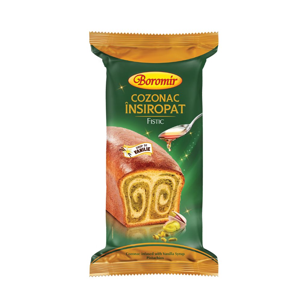 Cozonac "Insiropat" met vanillesiroop en pistachenoten.