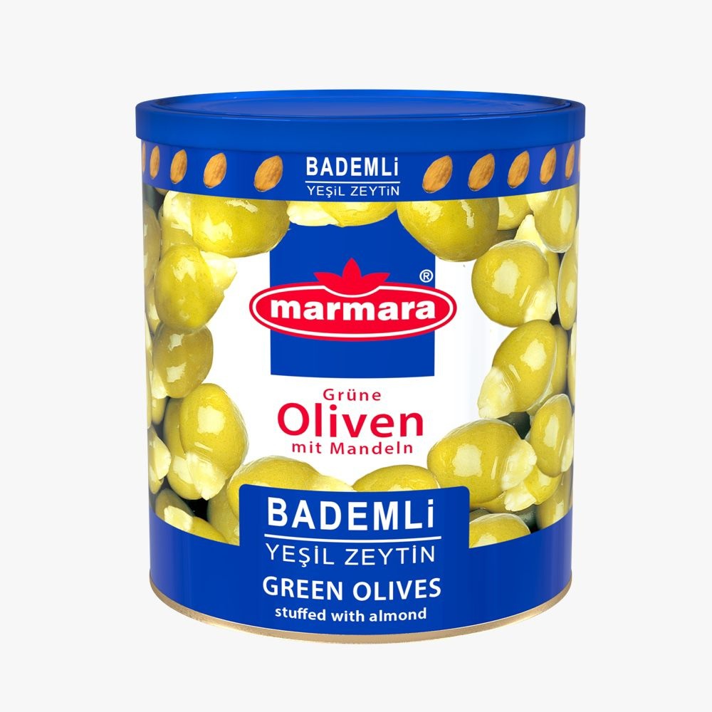 Groene olijven gevuld met amandelen