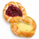 Broodje van gistdeeg met kwark en frambozen