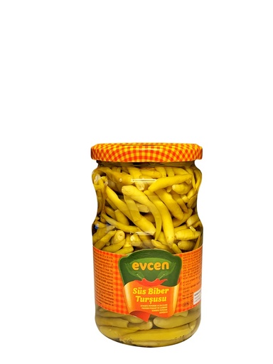 Pittige pepers in zoutoplossing